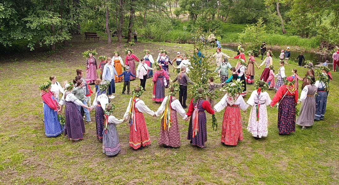 Участники курса «Мир фольклора» и семейной этностудии «Матица» на Троицких гуляниях Участники курса «Мир фольклора» и семейной этностудии «Матица» на Троицких гуляниях