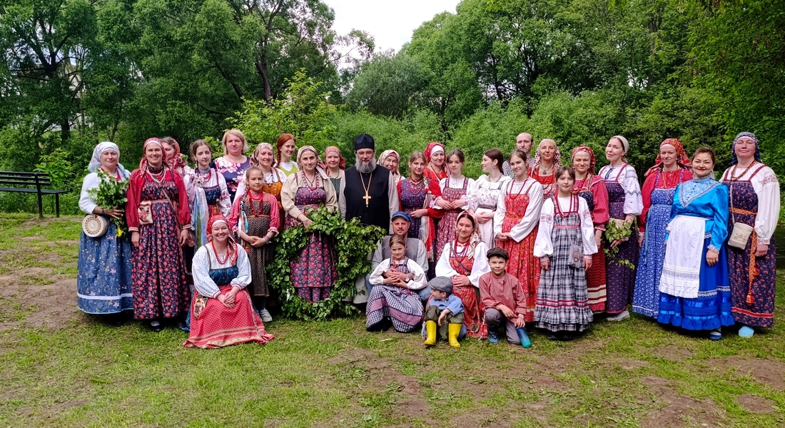 Участники курса «Мир фольклора» и семейной этностудии «Матица» на Троицких гуляниях Участники курса «Мир фольклора» и семейной этностудии «Матица» на Троицких гуляниях