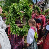 Участники курса «Мир фольклора» и семейной этностудии «Матица» на Троицких гуляниях