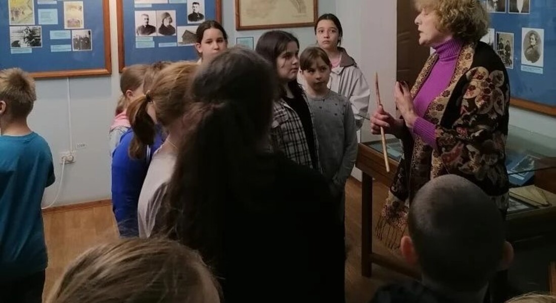 О Пушкине, Ахматовой и Гумилёве: дети из школьного лагеря посетили «Дом поэтов» О Пушкине, Ахматовой и Гумилёве: дети из школьного лагеря посетили «Дом поэтов»