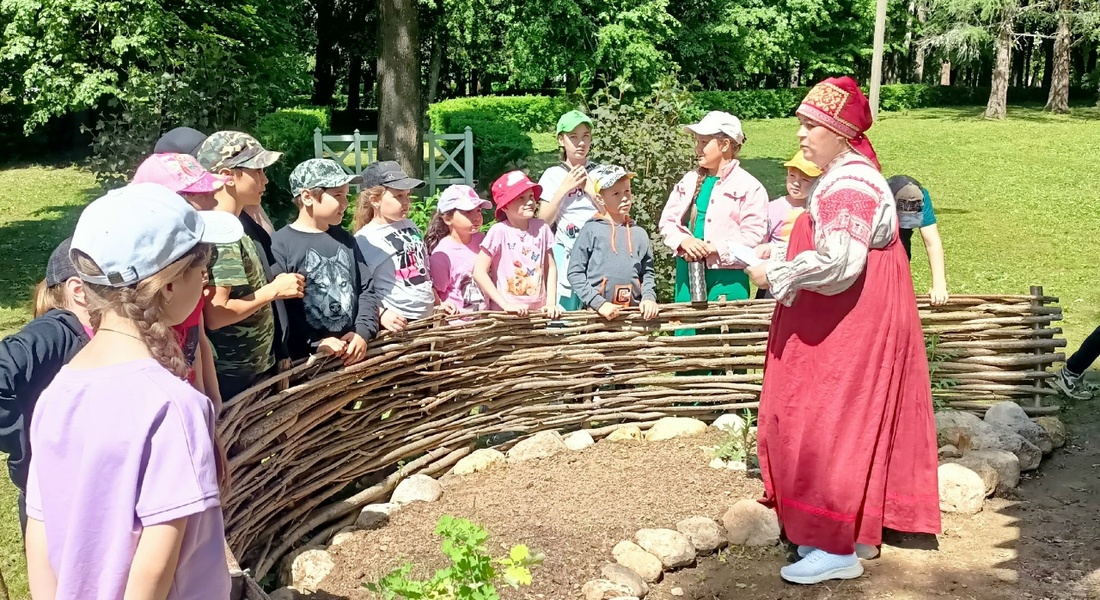 Ребята из оздоровительного лагеря раскрыли секреты долголетия Вульфов в Берново Ребята из оздоровительного лагеря раскрыли секреты долголетия Вульфов в Берново