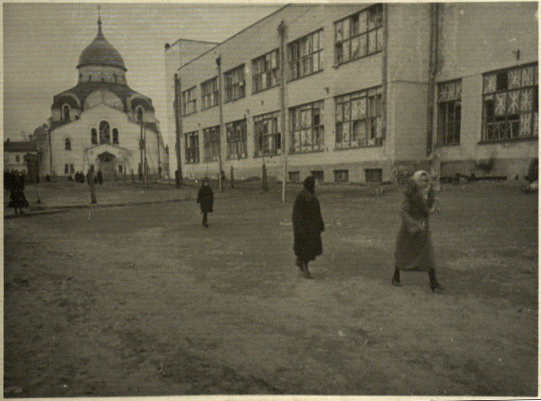 Фотография черно-белая. Дворец пионеров, хранилище музея (здание Воскресенского собора). 