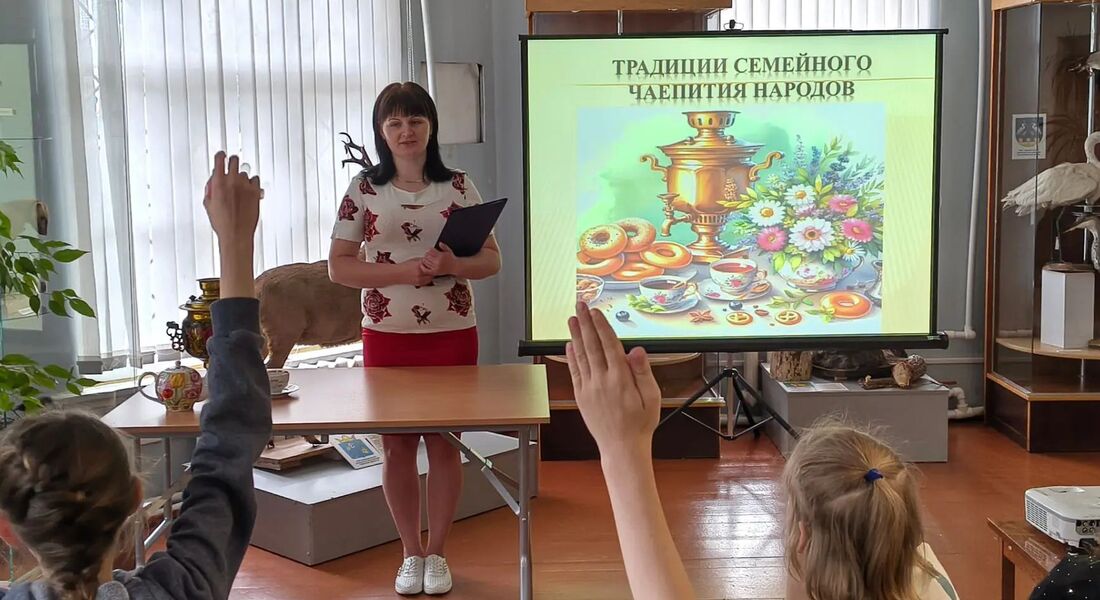 В Краснохолмском краеведческом музее прошло мероприятие «Традиции семейного чаепития народов России» В Краснохолмском краеведческом музее прошло мероприятие «Традиции семейного чаепития народов России»