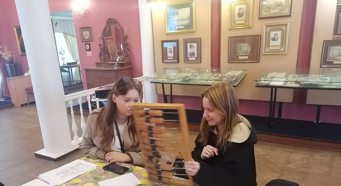 От букваря до каши из горшочка: первокурсники Торжокского колледжа «прожили» урок XIX века в Музее А. С. Пушкина От букваря до каши из горшочка: первокурсники Торжокского колледжа «прожили» урок XIX века в Музее А. С. Пушкина