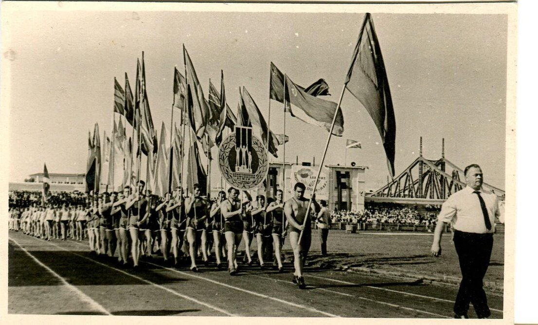 Фотография. Парад участников III летней обл. спартакиады профсоюзов. Стадион «Химик».
