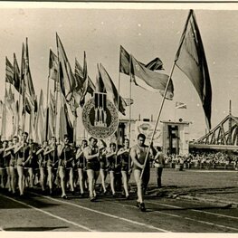 Фотография. Парад участников III летней обл. спартакиады профсоюзов. Стадион «Химик».