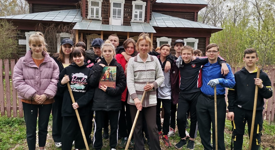 Субботник в Мемориально-литературном центре «Дом поэтов» Субботник в Мемориально-литературном центре «Дом поэтов»